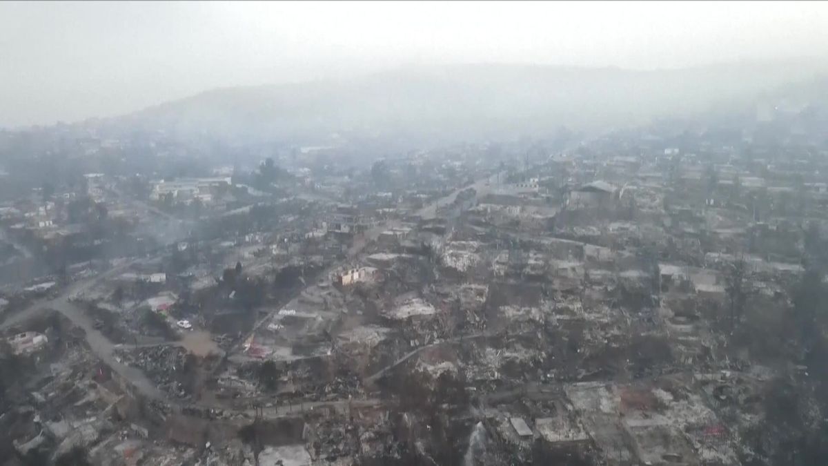 Záběry spáleného města. Požáry v Chile zničily tisíce domů
